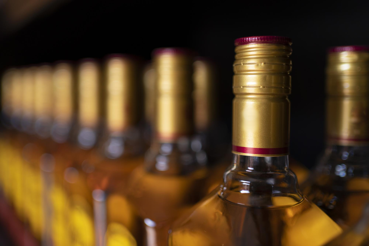 Industria avertizează: Creșterea prețurilor, generată de majorarea accizei, transformă sărbătorile pascale în sezon de vârf pentru comerțul și consumul de alcool contrafăcut